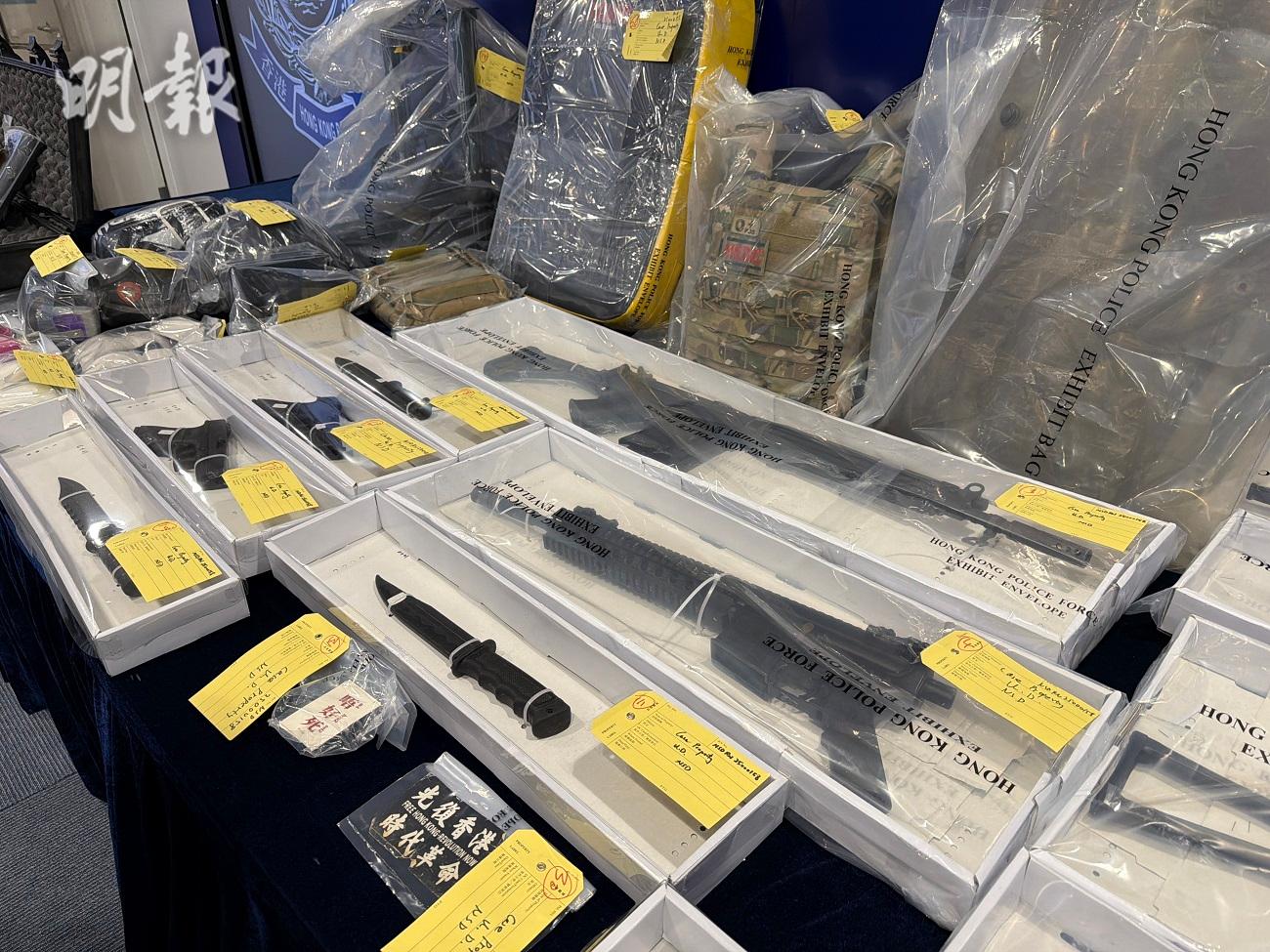 證物包括刀、氣槍、防護面罩等。(樊銳昌攝)