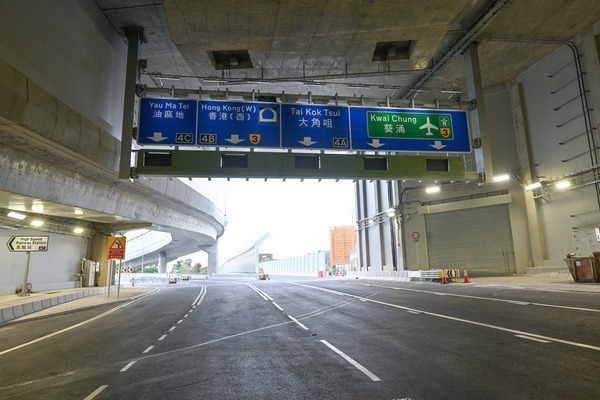 中九龍繞道(油麻地段)西面出入口連接油麻地交匯處,駕駛者可來往葵涌、大角咀、港島西、油麻地和尖沙咀等各區。(政府新聞處)