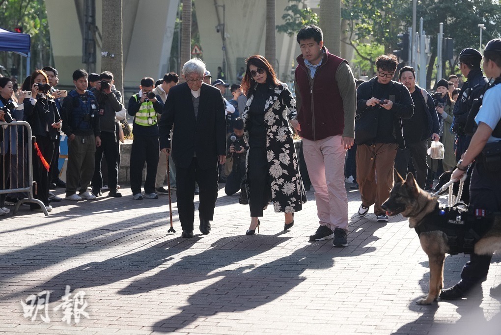 黎智英妻子、兒子及天主教香港教區榮休主教陳日君到場。（賴俊傑攝）