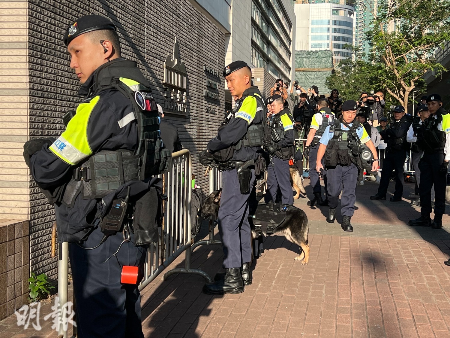 警方安排警犬在法院入口為進入法院的公眾人士做檢查。（房伊媚攝）