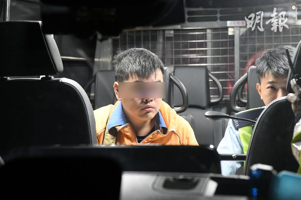 司機在警車上協助調查。（蔡方山攝）