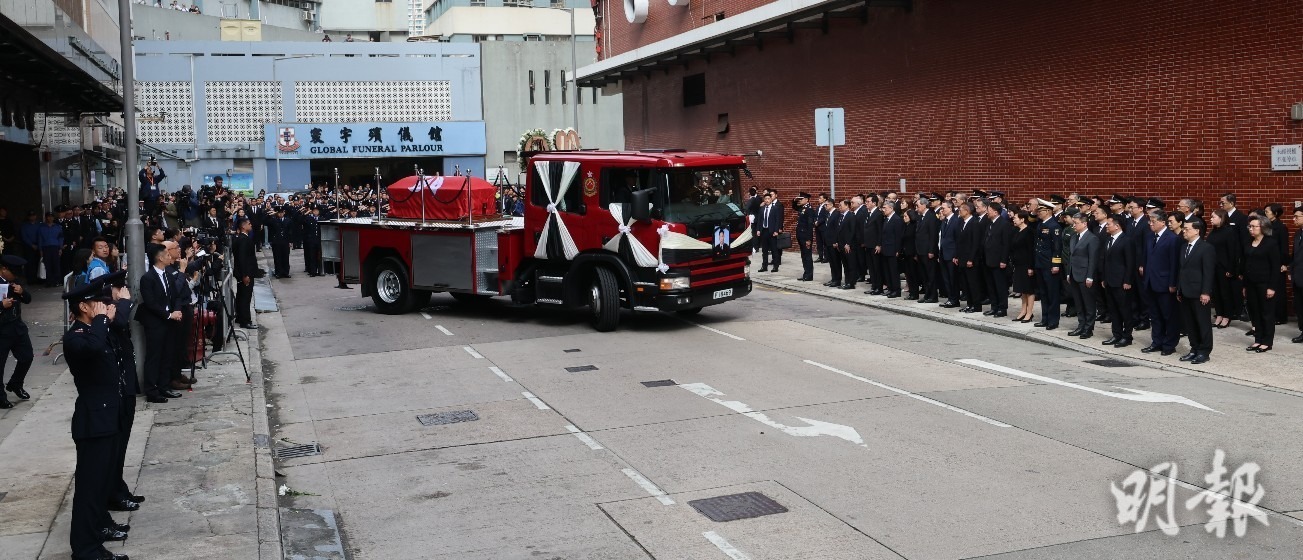 靈車早上10時半離開殯儀館，政府官員及消防人員在殯儀館外列隊作最後致敬。(李紹昌攝)