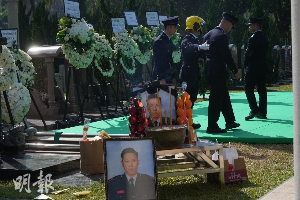 眾消防員陸續獻花，送別同袍。（楊柏賢攝）