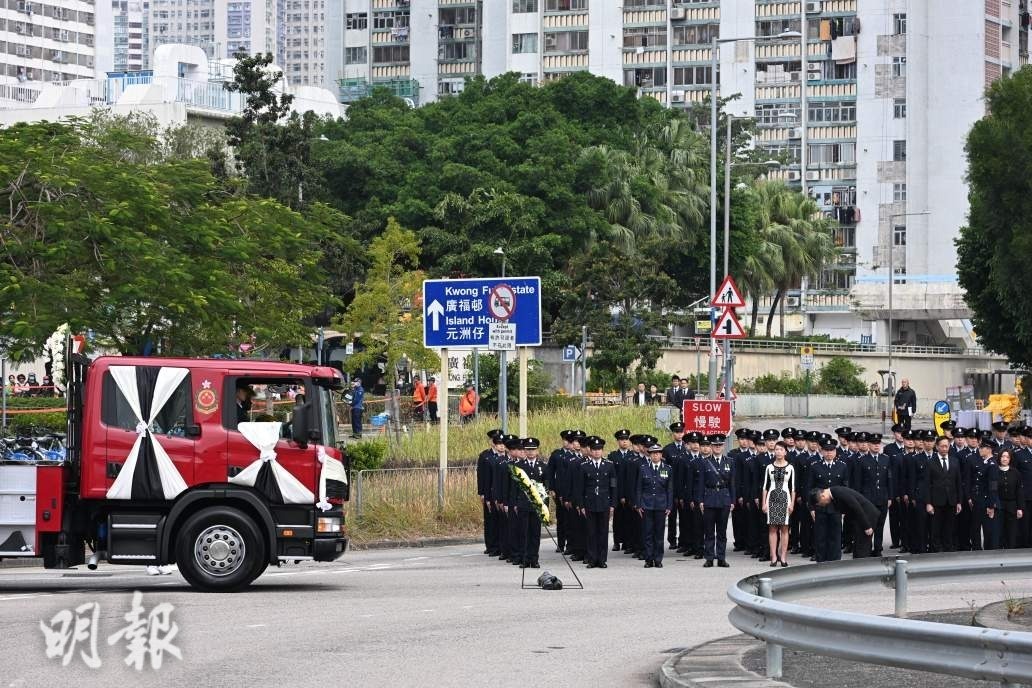 靈車早上約11時許到達宏福苑對開位置進行路祭。（曾憲宗攝）