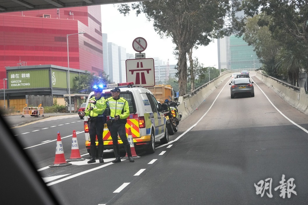 記者今早在該路口觀察，發現有多名警員駐守。（賴俊傑攝）