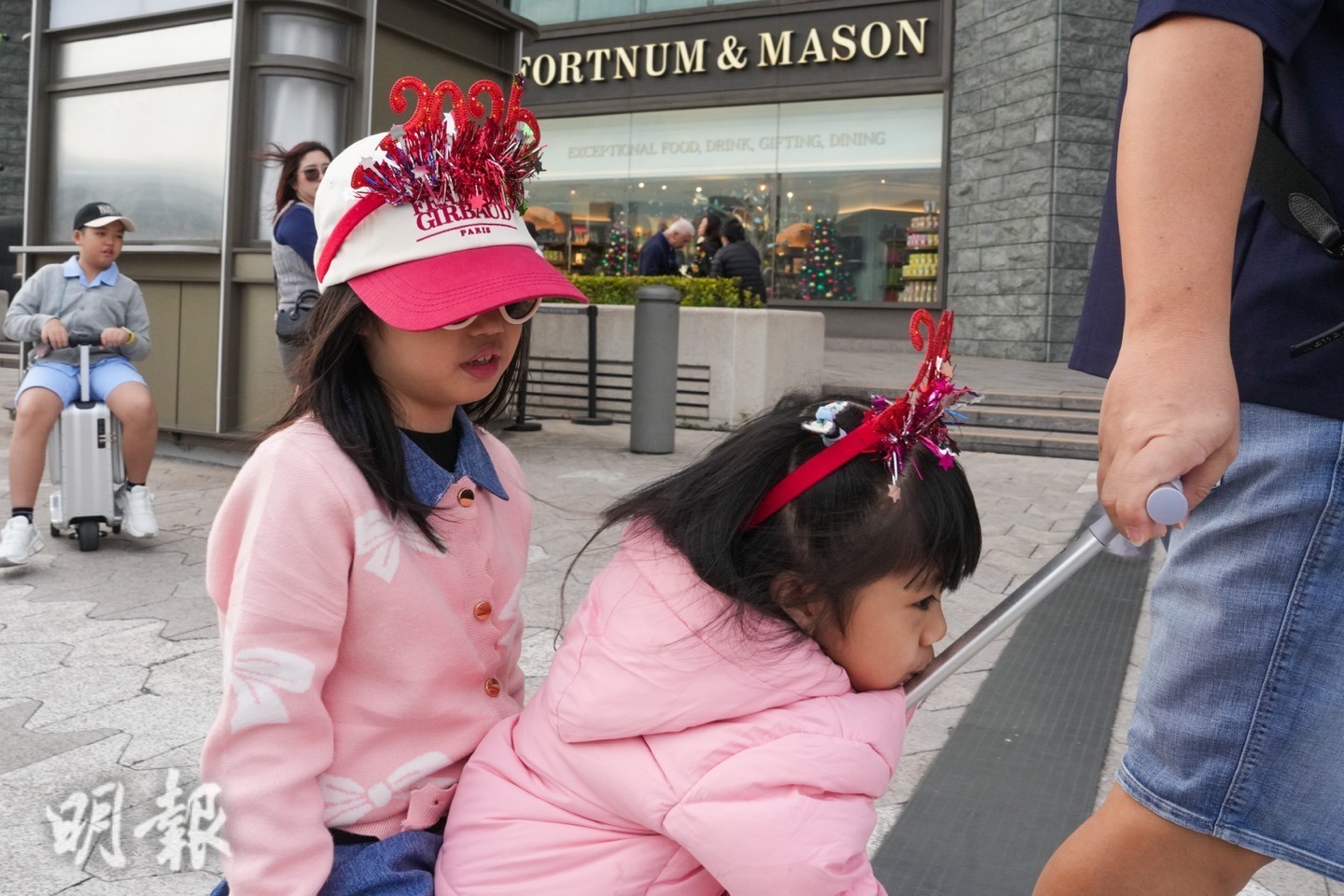 有小朋友戴上頭飾,準備迎接2026年。(廖凱霖攝)