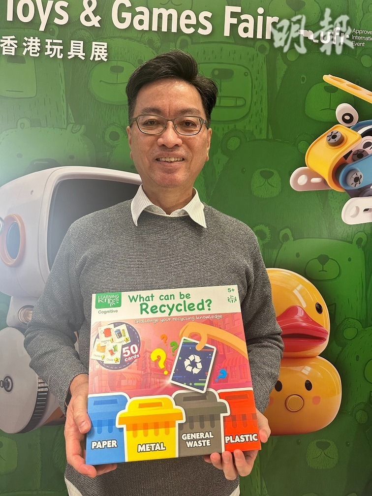 參展商鵬利（香港）有限公司高級業務經理羅手兵表示已參展約二十餘年，每年銷售情况不一，希望今年銷售額有約1成增長。（林幸言攝）