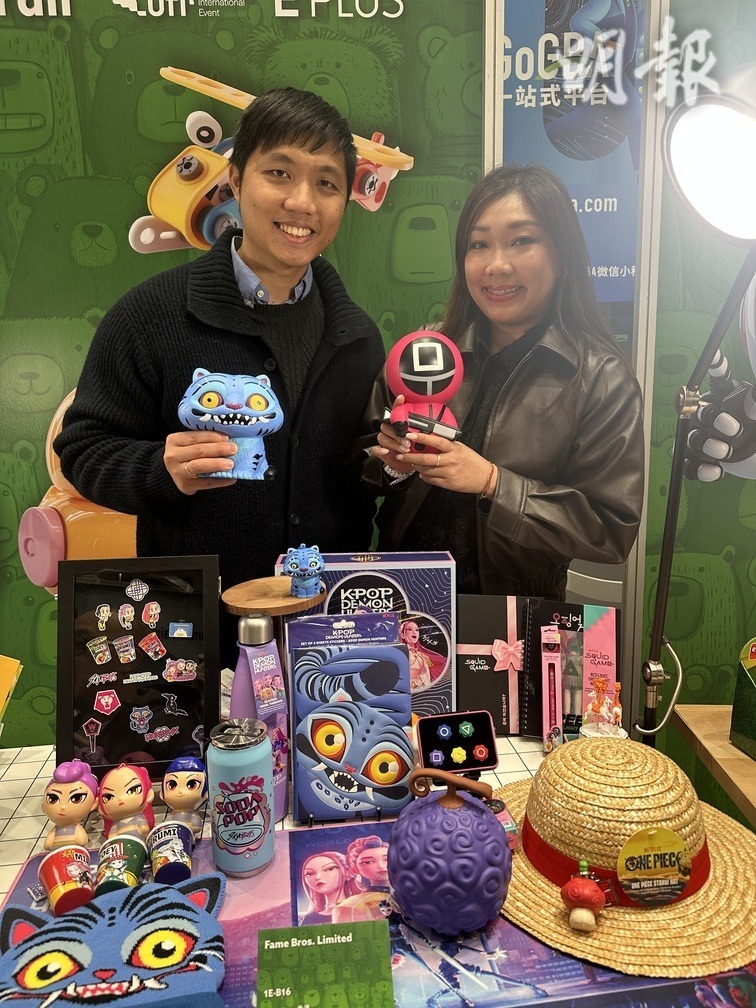 參展商之一的Cinereplicase今年展出《Kpop 獵魔女團》、《魷魚遊戲》及《海賊王》等作的周邊產品，經理Chad（左）指《Kpop獵魔女團》比較受歐美買家青睞。（林幸言攝）