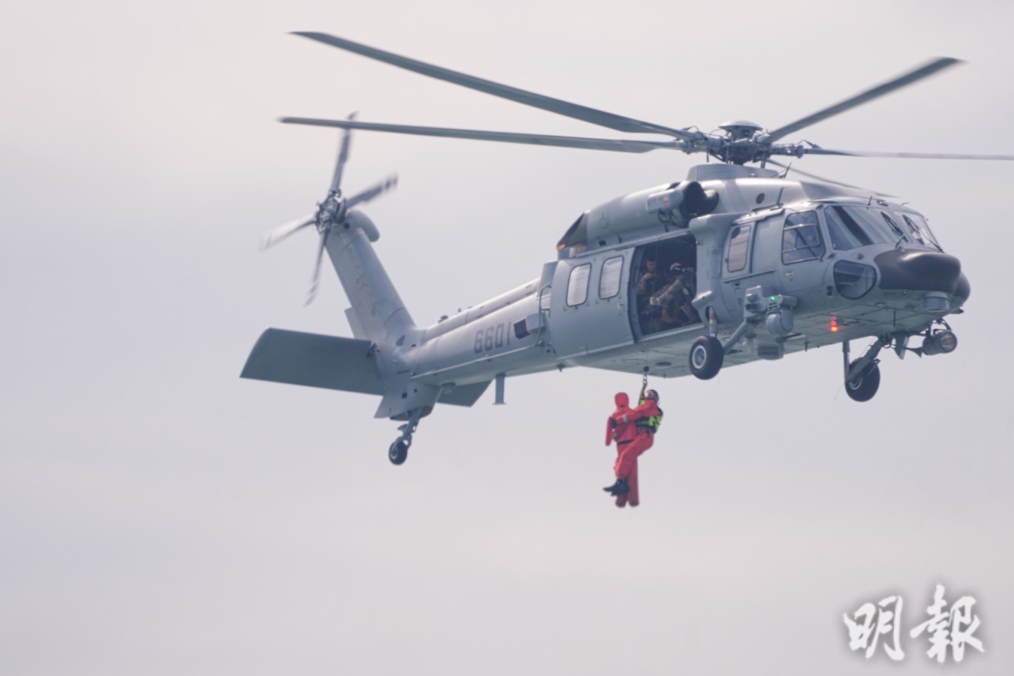 演練時間約一小時，橙色煙霧彈模擬直升機墜落位置。解放軍駐港部隊派出直升機拯救生還者。（廖凱霖攝）