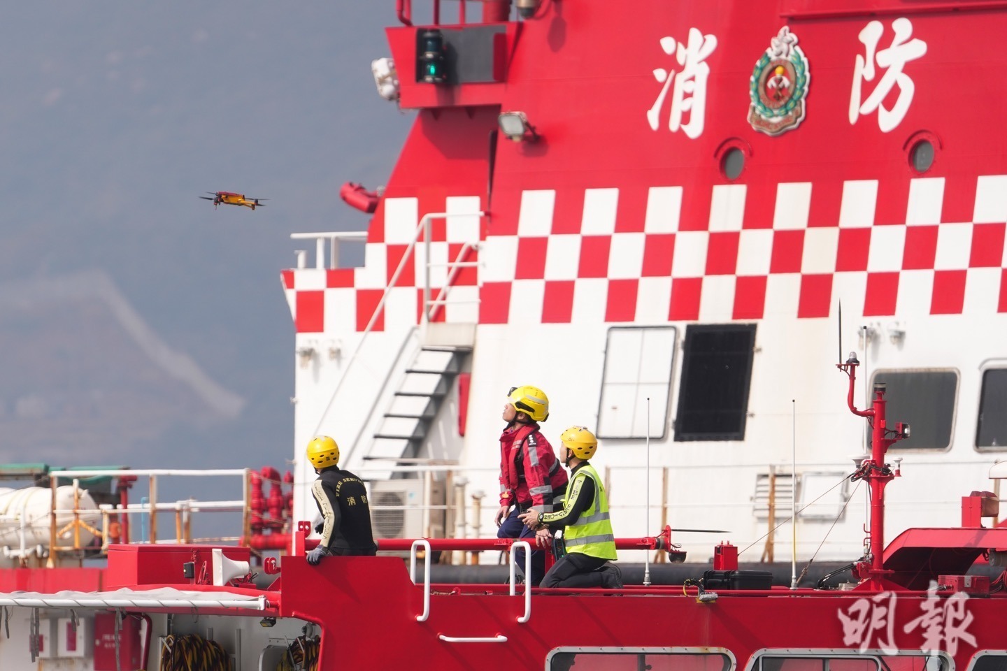 演習期間，消防處派出滅火輪到場噴水救火，以及由無人機確認受影響乘客位置。（廖凱霖攝）