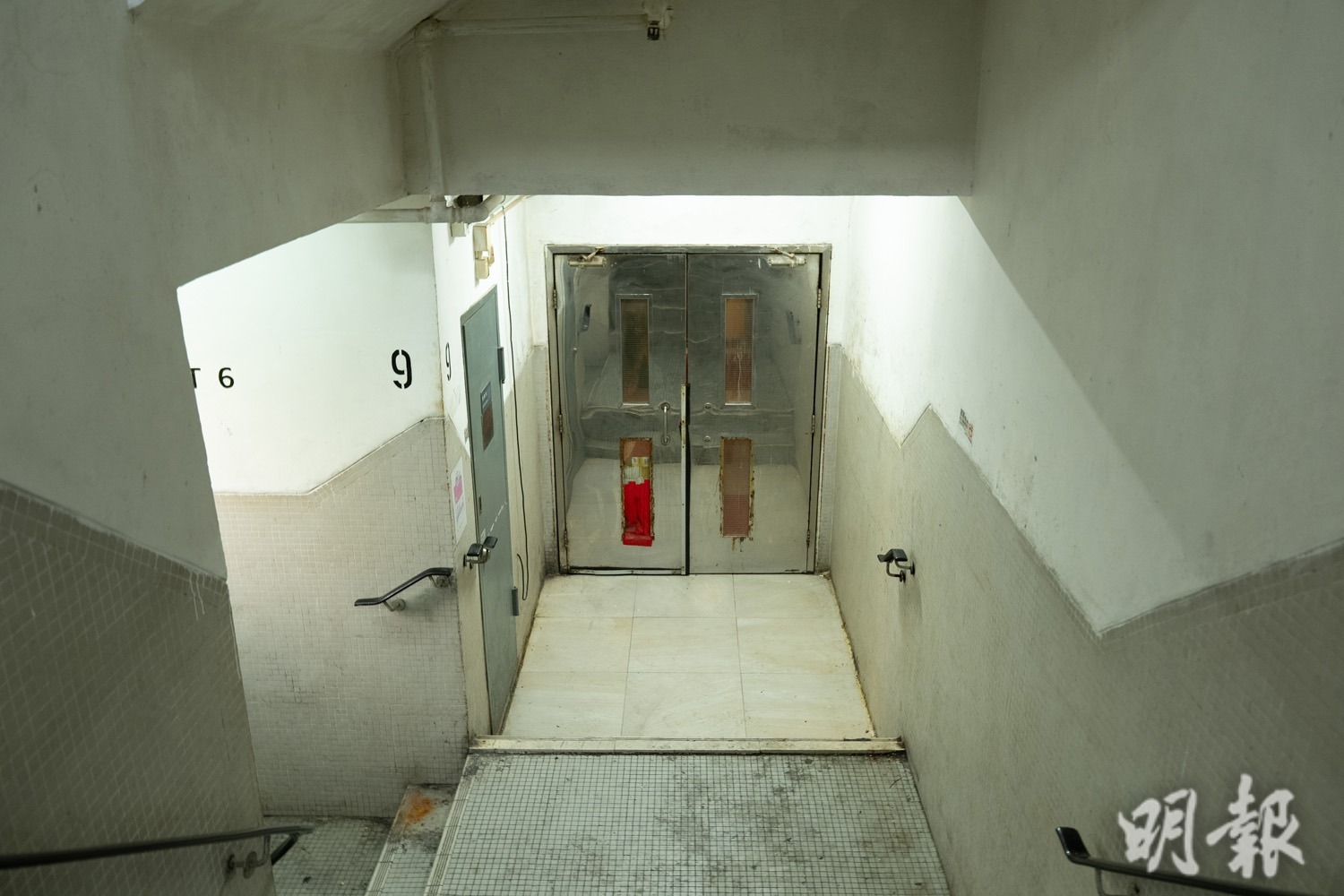 消防處今日（13日）傍晚公布，處方昨日於莊士倫敦廣場及登打士廣場展開消防安全巡查及執法行動，在多個樓層公用地方及7間食肆內，發現多宗違反《消防（消除火警危險）規例》的情况。圖為莊士倫敦廣場走火通道今日下午情况。（徐君浩攝）