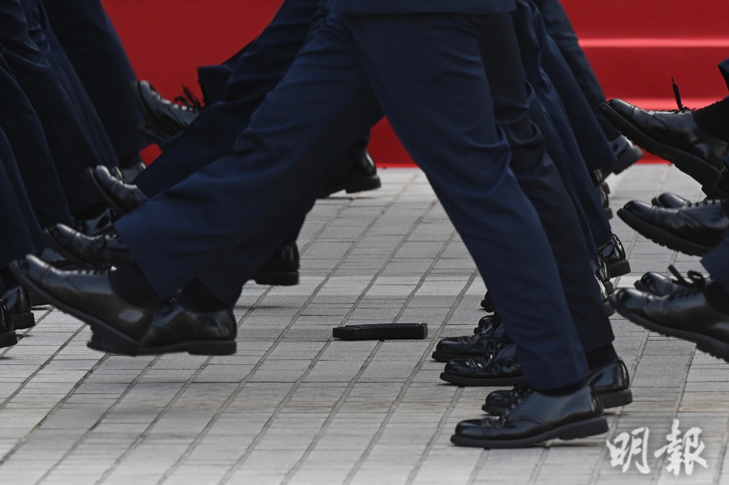 張舉能在大會堂外檢閱香港警察儀仗隊，儀仗隊離開時有一件彈匣遺下在地上。（鍾林枝攝）
