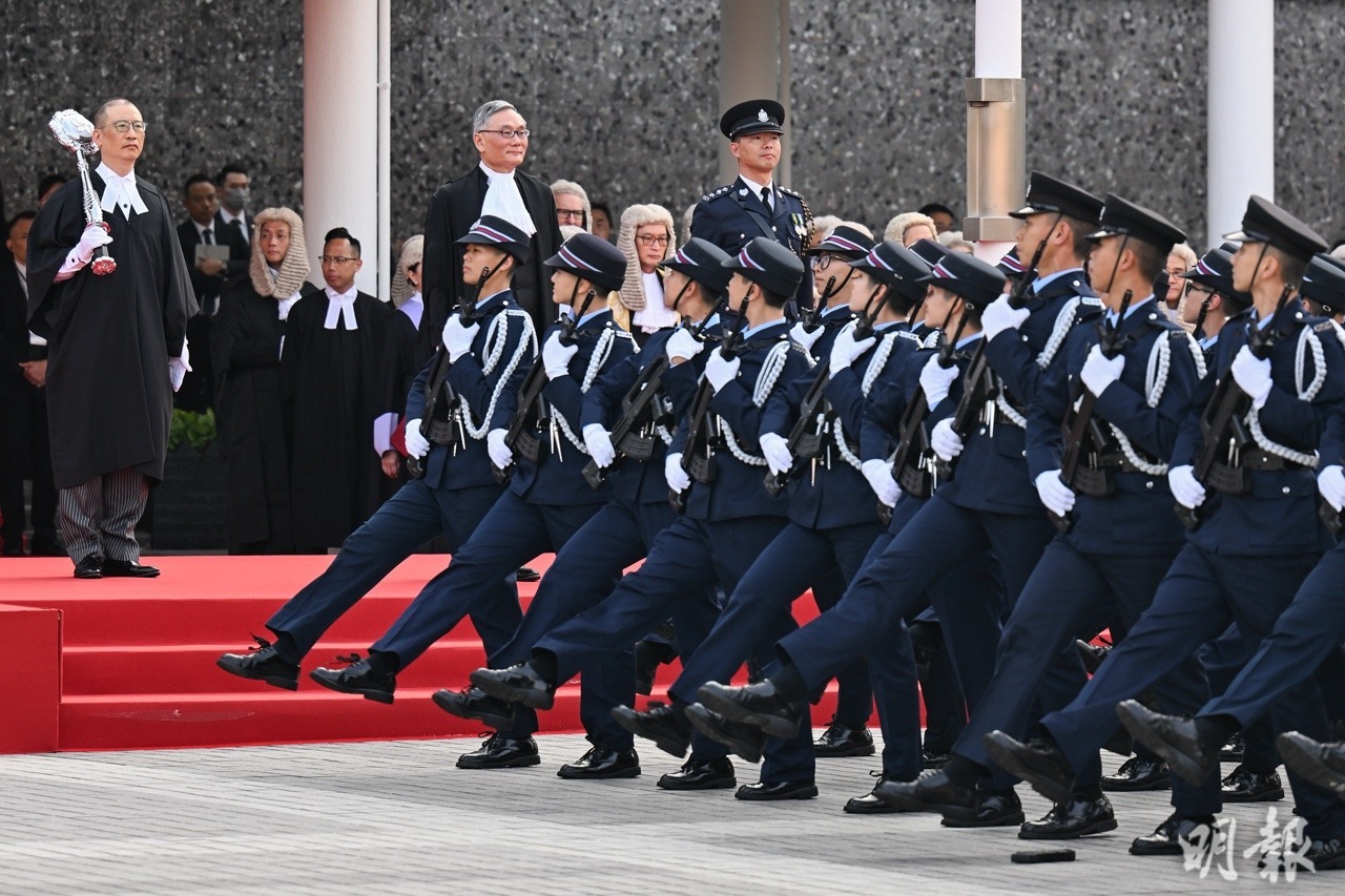 張舉能在大會堂外檢閱香港警察儀仗隊，儀仗隊離開時有一件彈匣遺下在地上。（盧曼盈攝）