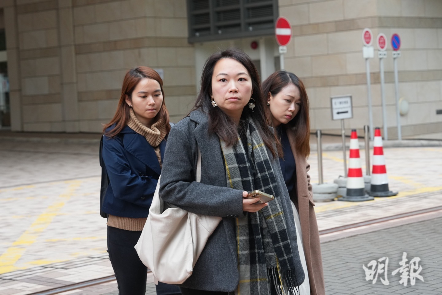 遇難者家屬Alice(中)裁決前受訪，她說追求公義之路曲折漫長，胞弟用生命揭示驗船漏洞，期望裁判官除了判定死因，亦跟進海事處有否彌補制度錯誤。（廖凱霖攝）