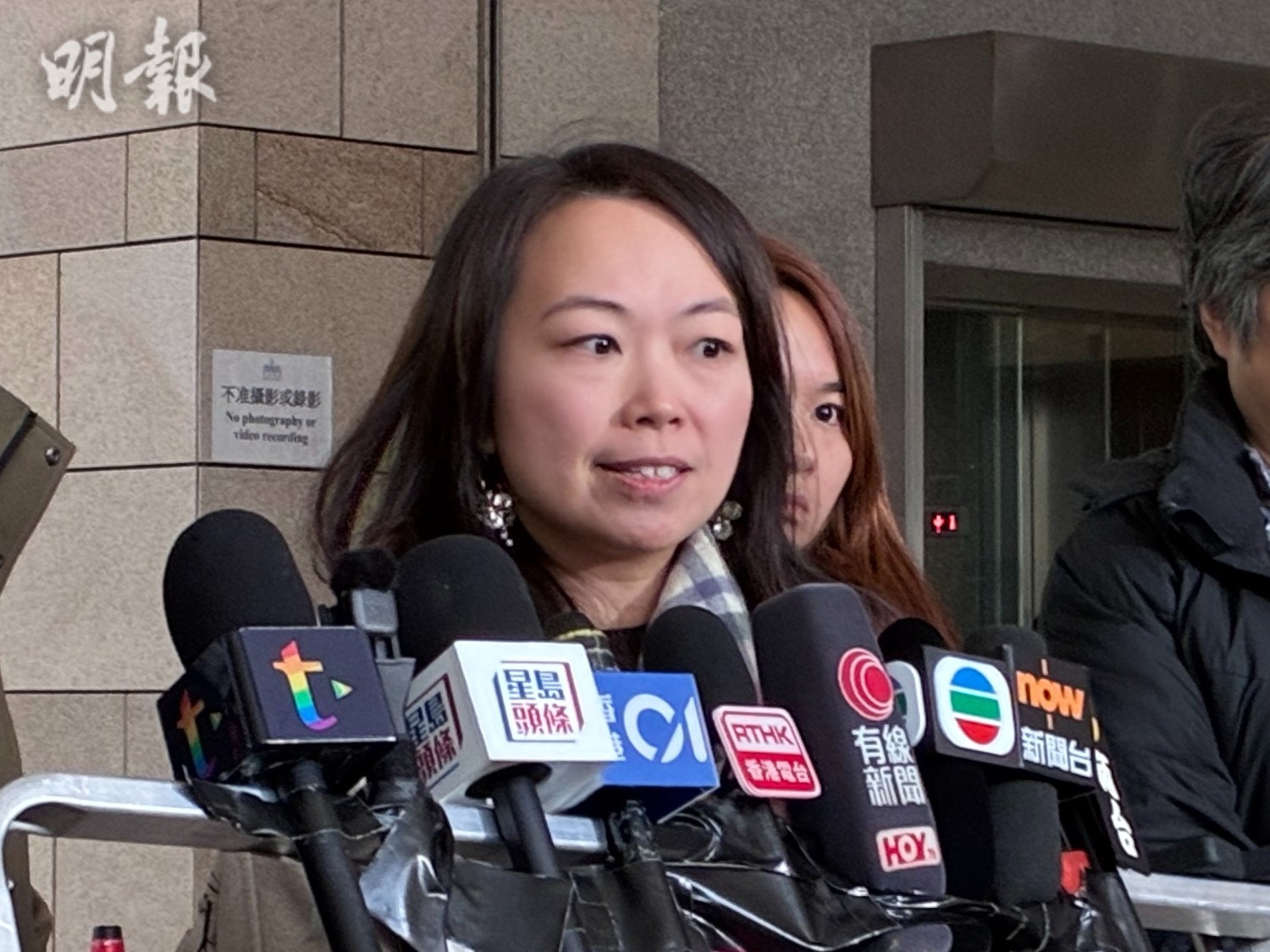 梁淑玲(中)受訪時一度眼泛淚光。(余卓祈攝)