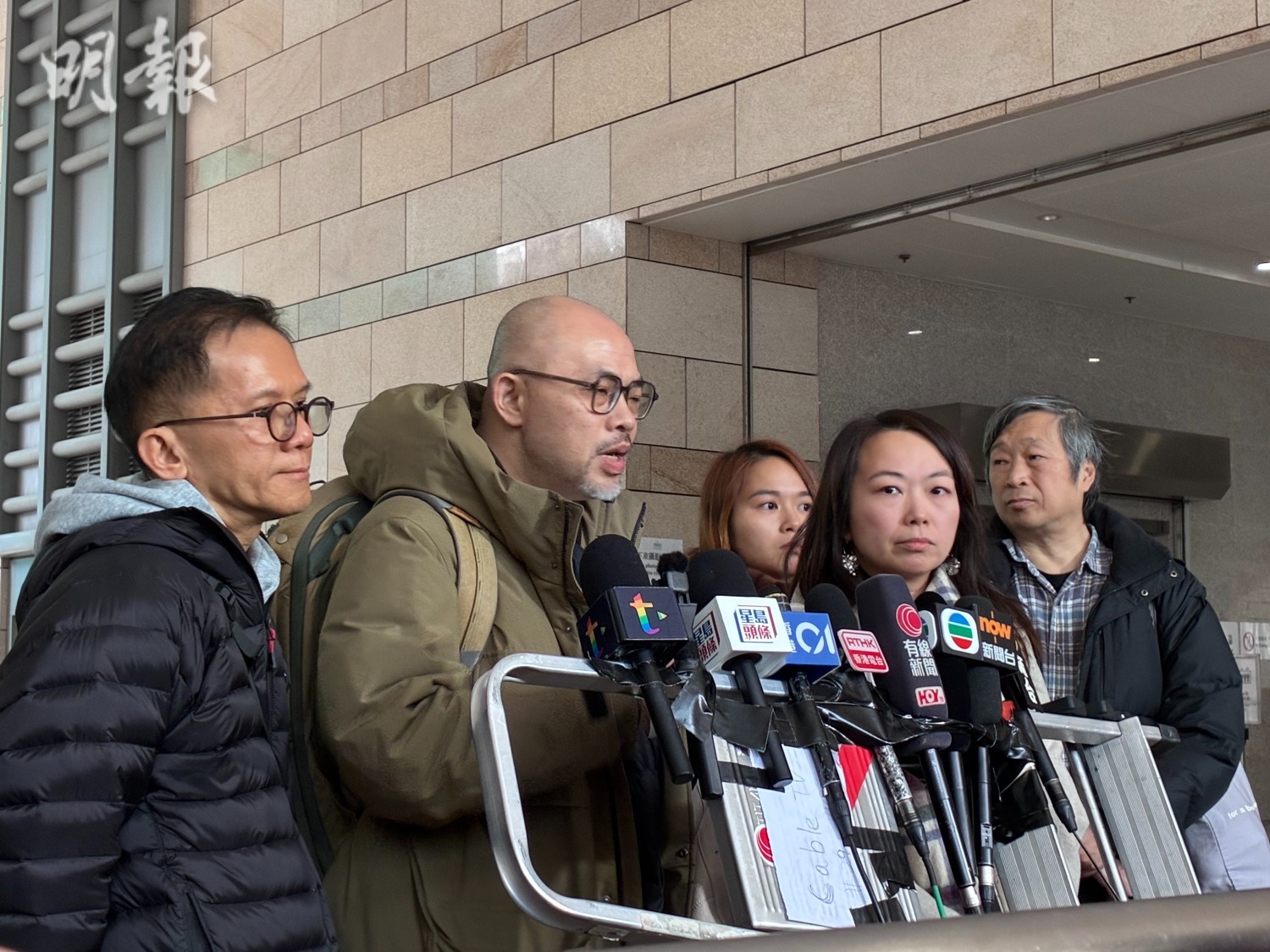 遇難者家屬趙炳全(左起)、徐志盛及梁淑玲在裁決後受訪,表示對判決極度失望。(余卓祈攝)