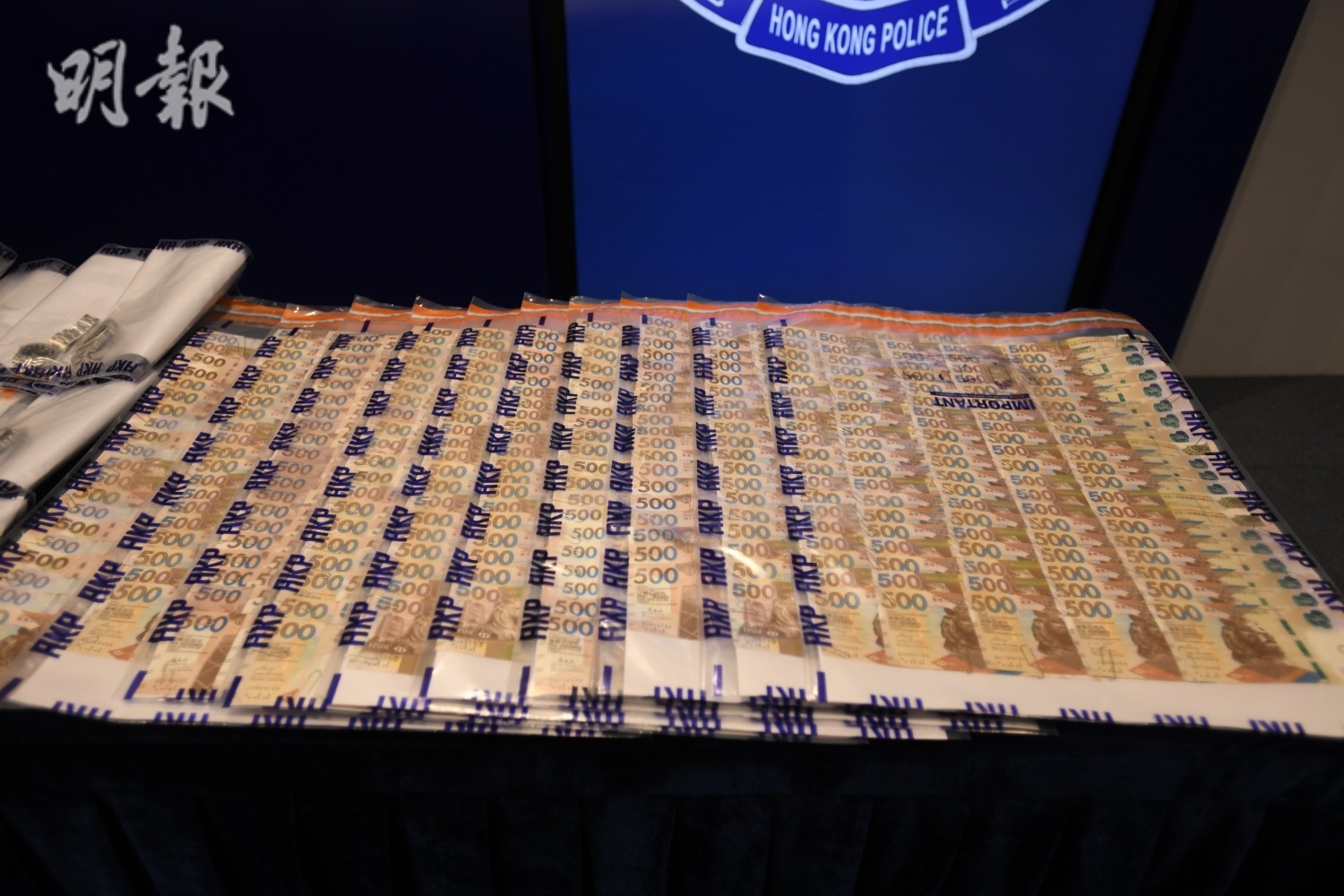 警方於其中一個行動中檢獲大批現金。（衛永康攝）