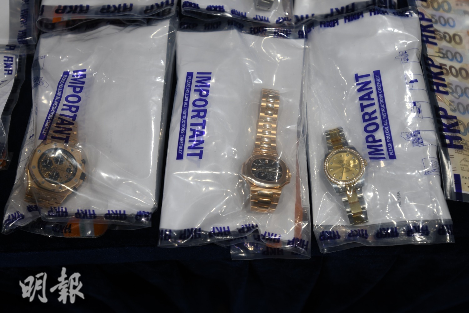 警方於其中一個行動中檢獲一批名貴手表。（衛永康攝）