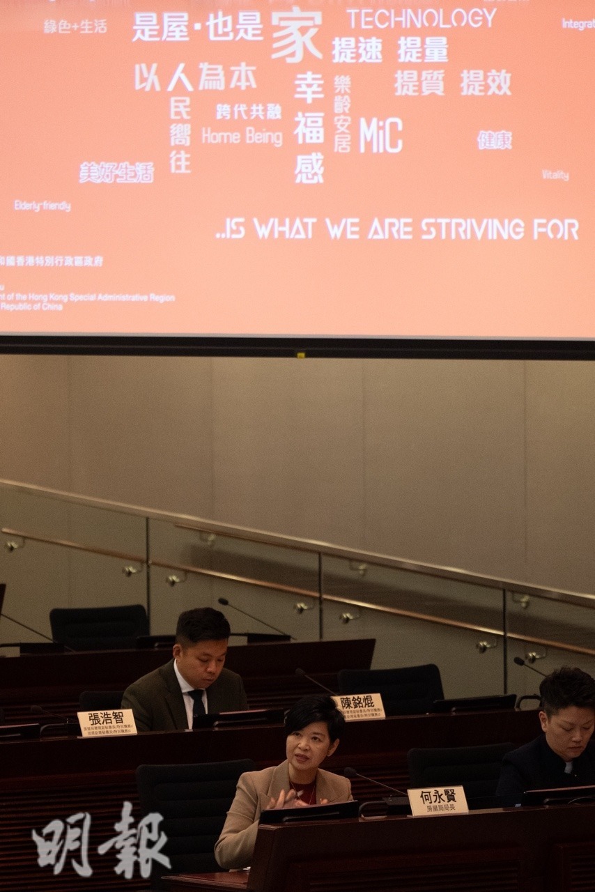 房屋局長何永賢表示，暫已為義華大廈居民舉辦兩次「睇樓團」，相信對一些不願入住新界區過渡房屋的租戶可能會「開拓咗新天地」。（徐君浩攝）