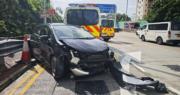 私家車龍翔道失控撞警車　警員受傷