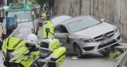 荔景山路平治與小巴相撞 司機一度被困