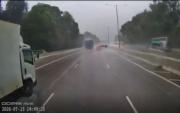 屯門公路輕型貨車撞貨櫃車 兩人受傷