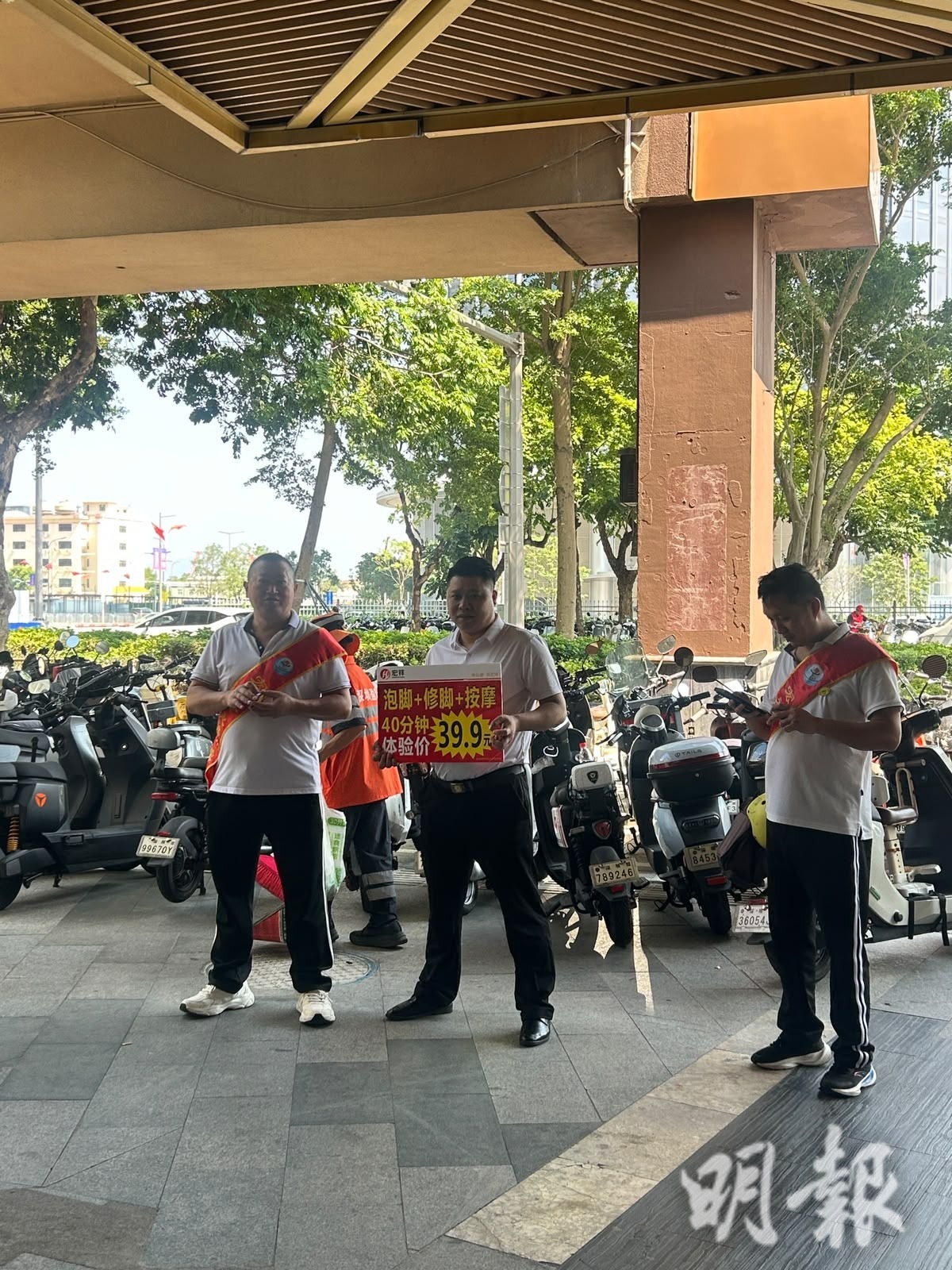商場二樓則開有多家足浴按摩店及一間牙醫診所，現場人來人往，足浴店及診所的推銷人員均身著紅色橫幅在店外派傳單，有推銷人員直言今日人流「比之前多了好多」。（蔡宛均攝）