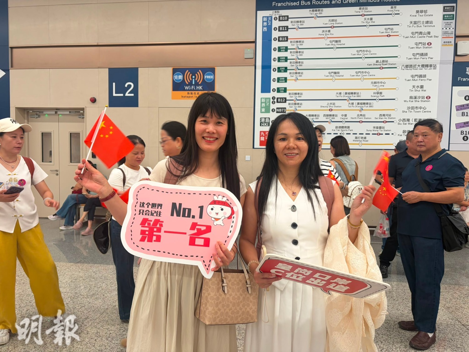 丘小姐（左）參加香港一日遊團，經皇崗口岸入境，她認為新口岸不用排隊，從進入深圳方口岸到入境只花幾分鐘，而且指示清晰，「我們國家愈來愈發達了」。（李雯懿攝）