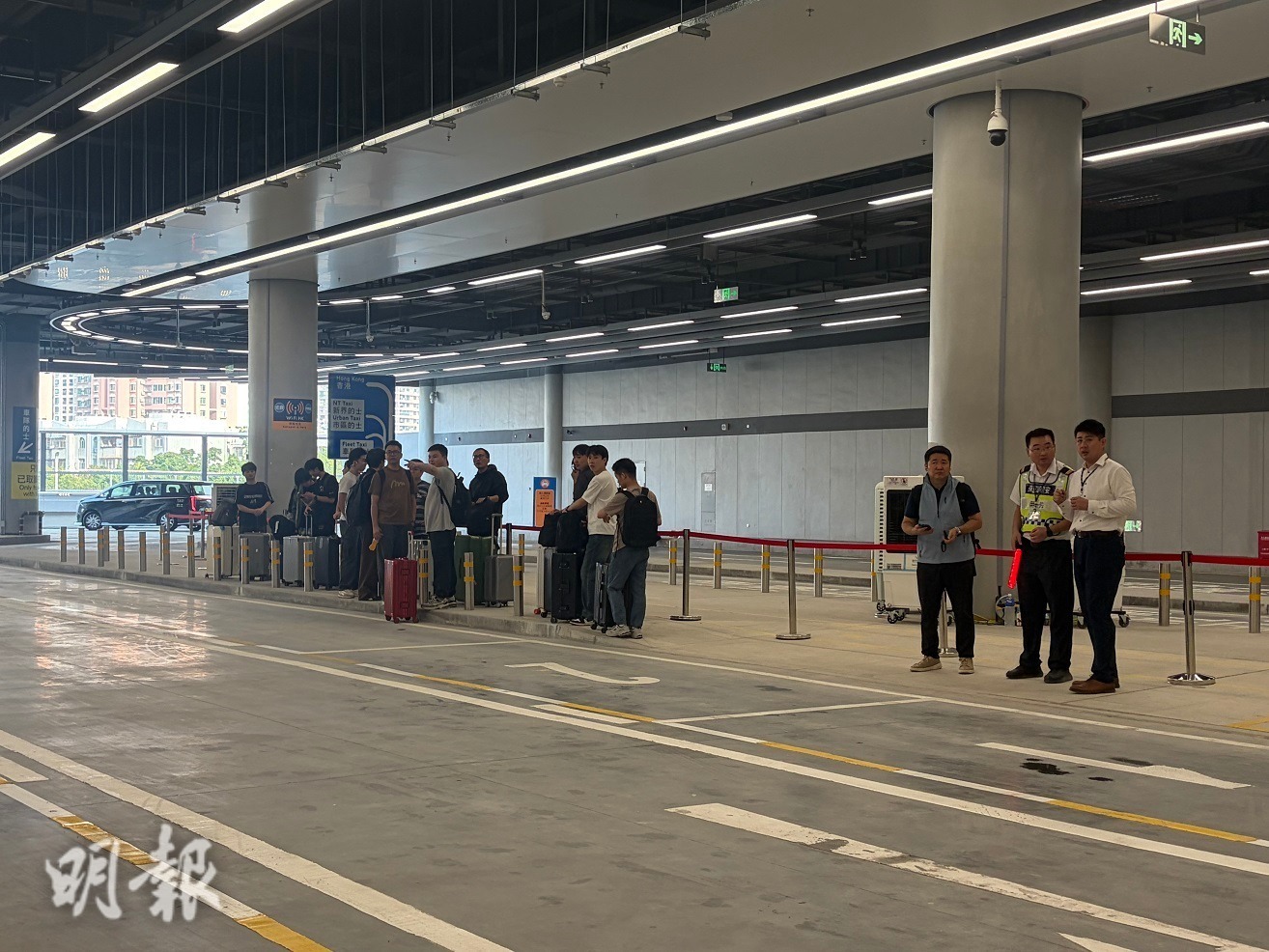 趙先生一行10多人欲前往機場，在的士站候車約10多分鐘，最終轉乘永東巴士。(李雯懿攝)