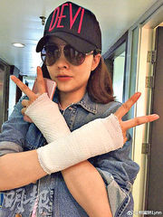 熊黛林湊孖女患媽媽手﹕痛並快樂着 alt=