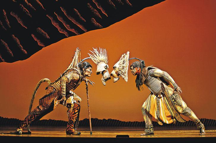 木法沙vs.刀疤：舞台劇版本由1997年首演，圖為草原王者木法沙及刀疤對峙一幕。（Joan Marcus攝，受訪者提供）