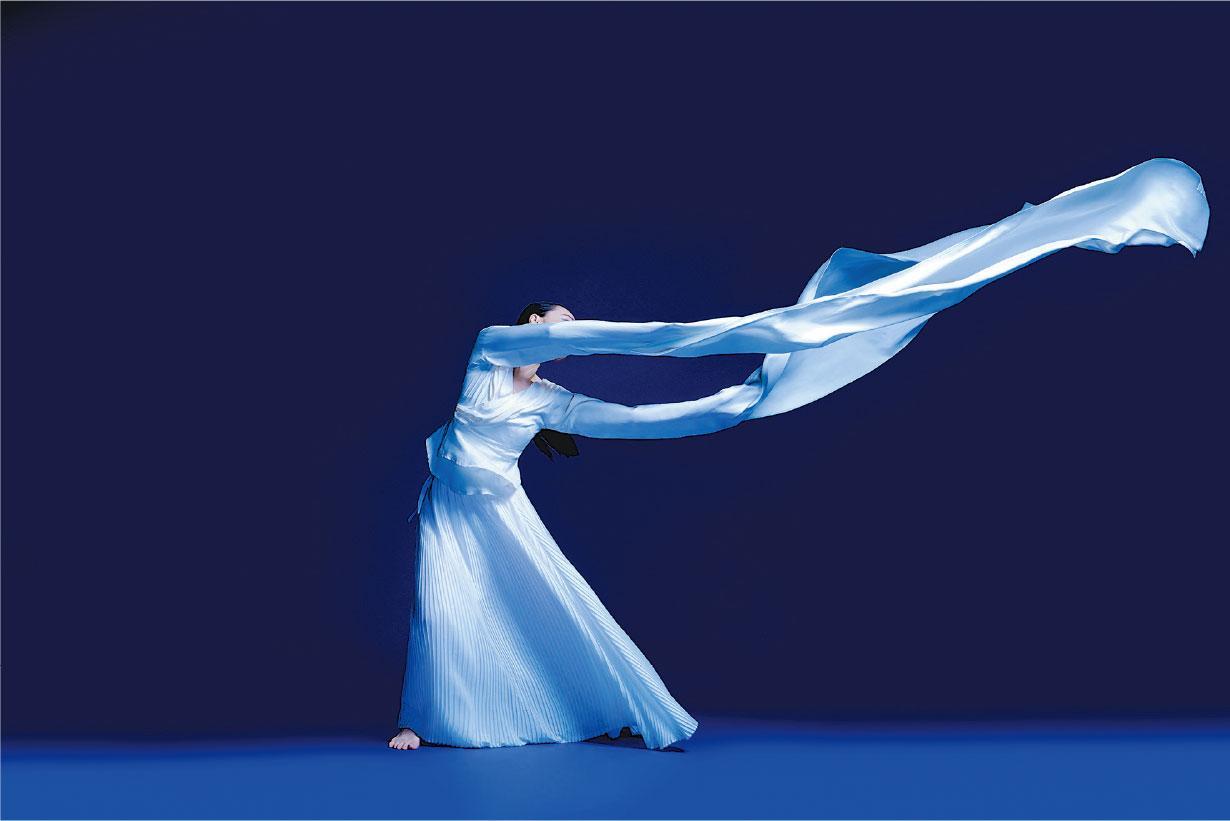 《青衣》——《青衣》中的水袖是重要的元素，既展示戲曲元素，亦是主角情感的表達。（香港舞蹈團提供）