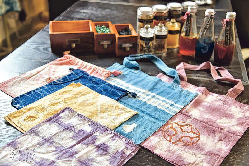 日式絞染法——工作坊會提供4種顏色，以及風呂敷或A3手提袋給參加者染色，當中的日式絞染法只需用到橡筋、玻璃珠和膠珠。（黃志東攝）