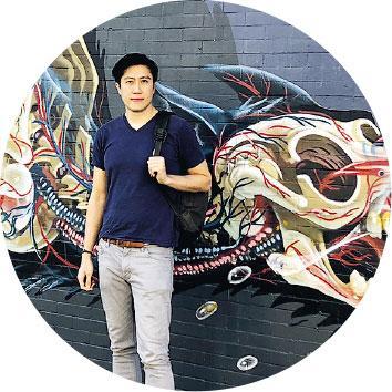 衝出香港——李浩迅自我介紹是摺鋁藝術家。21世紀藝術家的創作多元又跨界，他也搞升級再造、繪本等，圖為他到美國商談動畫製作項目。（受訪者提供）