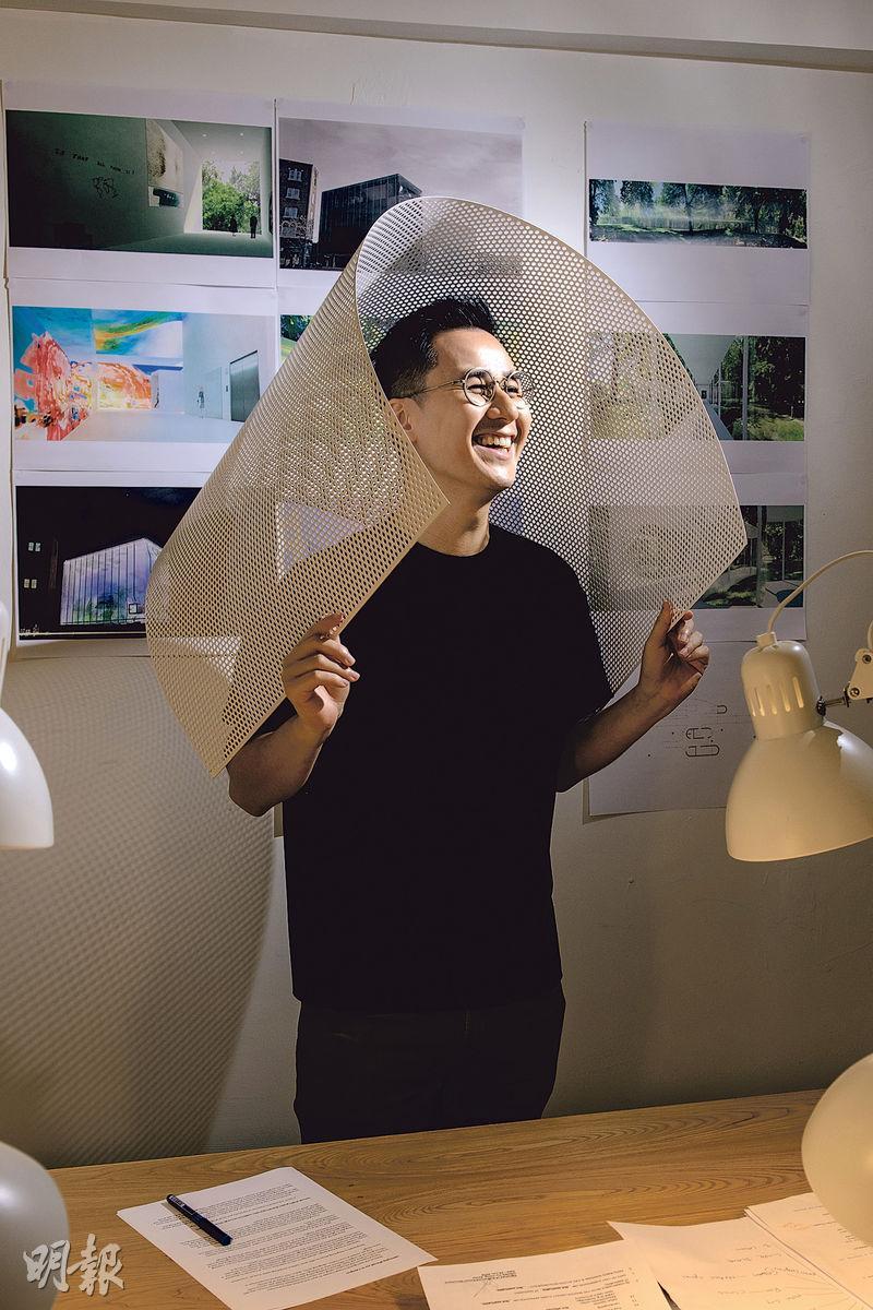 鋁板物料：建築師Nuno喜歡使用特殊物料，設計成有趣空間。他手上的穿孔白色鋁板，正是他最近翻新港大醫學院大樓所用的物料之一。（林若勤攝）