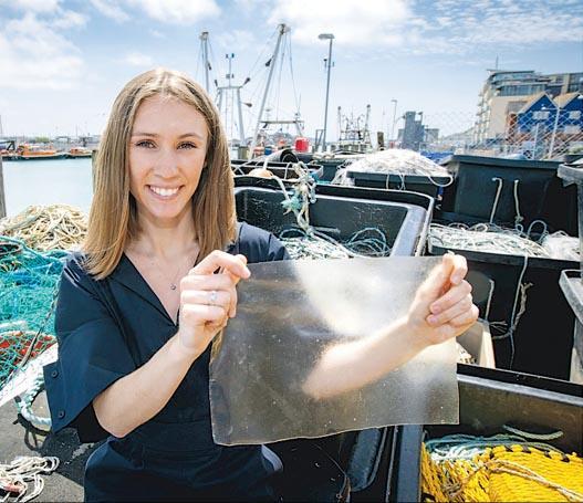自然分解塑料：2019年Jame Dyson設計大獎國際冠軍作品MarinaTex，為一種由魚廢料和紅藻製成，並能自然分解的生物塑料，可作為即棄塑膠製品的替代品。（品牌提供）