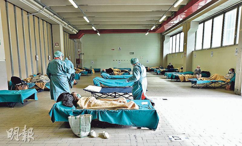 意國臨時設施——疫情重災區之一的意大利，醫療系統瀕爆煲，有醫院更要搭建臨時設施，接收懷疑患者。（路透社）
