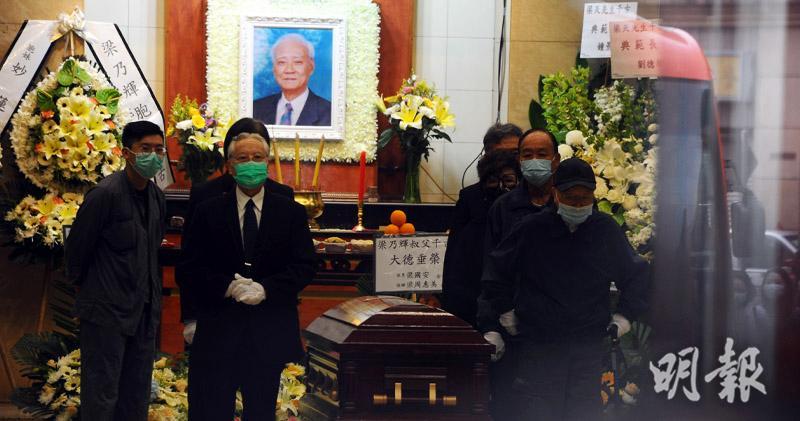香港第一代電視小生梁天今日出殯，其生前好友扶靈。（陳釗攝）