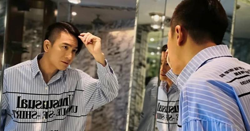 馬國明的第一個Ig帖子，是他Chok爆望鏡整理頭髮的照片。（馬國明Instagram圖片）