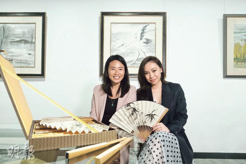 交流心得：80後書畫女藏家蕭安琪（右）和專家石嘉雯（左）對談賞畫心得。（馮凱鍵攝）