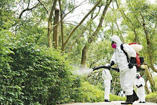 使用大型的滅蚊劑噴灑器時，要把滅蚊劑以拋物線、由上而下灑在空氣中，可令覆蓋範圍較平均。（資料圖片）
