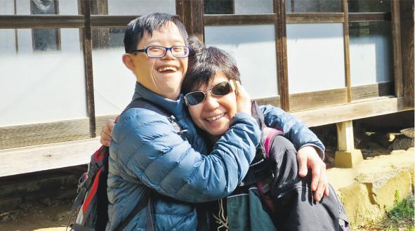 鍾Wing及媽媽Monica在2016年曾到日本自然生居所考察，了解非「囚禁式」的智障人士居住模式。（受訪者提供）