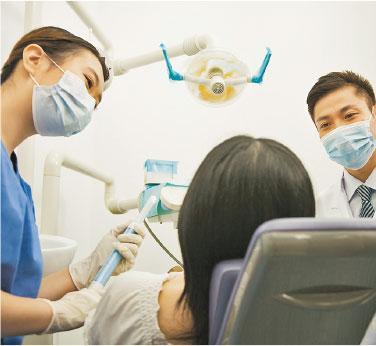 檢查進度——開始箍牙療程後，患者需定期到牙醫診所覆診，檢查矯齒進度，非網上會診可以代替。（XiXinXing@iStockphoto）