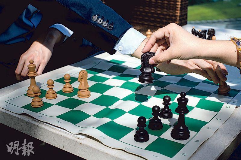 林景蔚在2017年贏得世界業餘國際象棋賽超快棋組冠軍，訪問時他向記者示範如何應對殘局。訪問過後更傳來語音信息勉勵記者繼續學習，明年參加新手棋賽。（林靄怡攝）