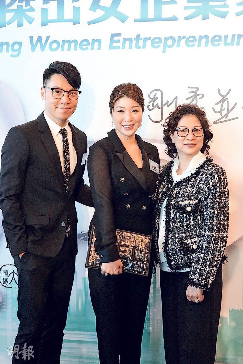 胡家惠（中）在母親（右）與好友王賢誌（左）陪同下接受「大灣區傑出女企業家獎」。（攝影/記者：柯美）