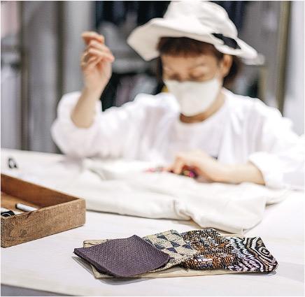 拼布口袋——香港升級再造工作室Fashion Clinic負責為客人的衛衣縫上拼布口袋。（品牌提供）