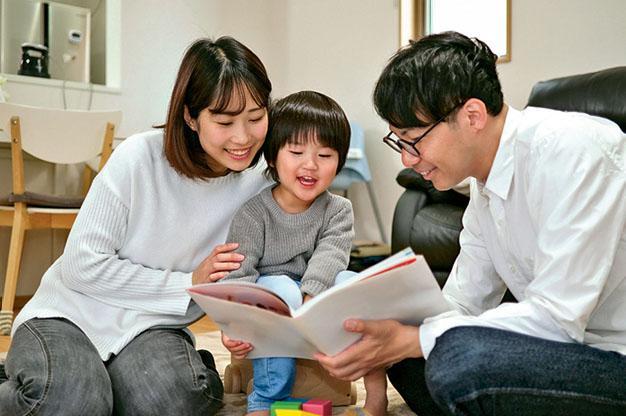 良好的閱讀習慣和態度，是提升孩子語文能力的不二法門，家長應營造家庭的閱讀氛圍，讓子女從小愛上閱讀。（monzenmachi@iStockphoto）