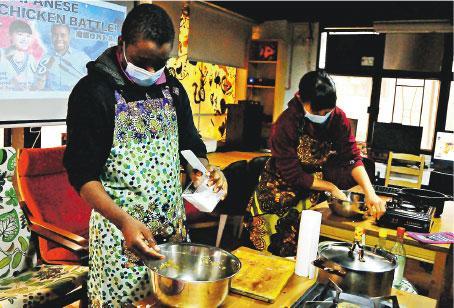 烹飪班——中心定期舉辦非洲菜烹飪班。（受訪者提供）
