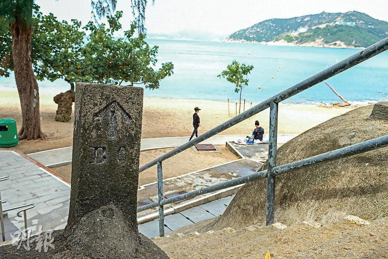 B.O.標記界石——於聖士提反灣泳灘的斜坡上的B.O.標記界石，清楚見到B.O.英文字。（鄧宗弘攝）