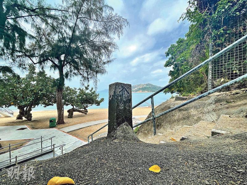 聖士提反灣泳灘斜坡上的B.O.標記界石。（鄧宗弘攝）